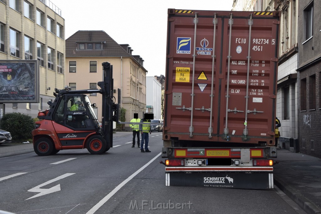 LKW gegen Bruecke wegen Rettungsgasse Koeln Muelheim P57.JPG - Miklos Laubert